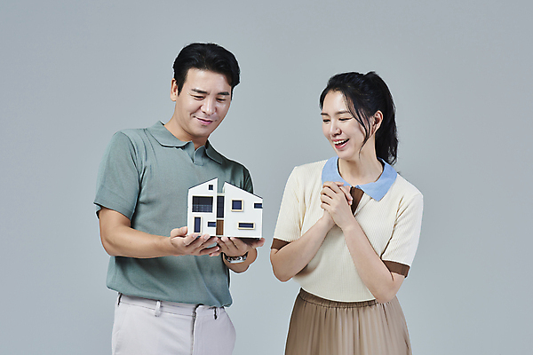 포토 JPG 스튜디오촬영 응시 여자 남자 40대 중년 중년라이프 회색배경 부동산 미소 들기 상반신 두명 앞모습 캐주얼 기쁨 한국인 사회이슈 건축모형 손모으기 중년부부 부동산정책 부부라이프 중년만 딩크족 주택청약 영포티 국내포토 라이프스타일 부부 시선 옷 감정 뷰포인트 백그라운드 컨셉 모션 실내 표정 사람 동양인 손짓 성인 경제 모형 회색 재산 신조어 정책 성인만 파일형식 청약