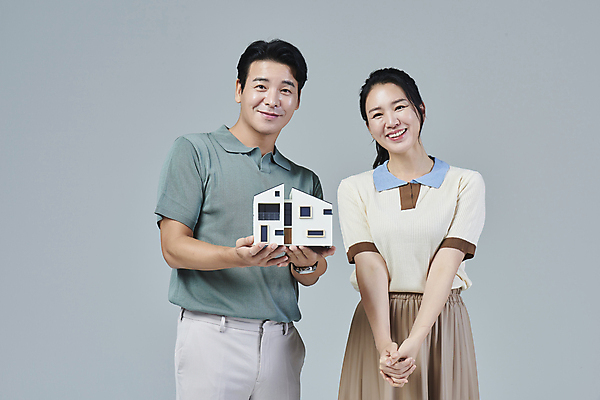 포토 JPG 스튜디오촬영 응시 여자 남자 40대 중년 중년라이프 회색배경 부동산 미소 들기 상반신 두명 앞모습 캐주얼 한국인 사회이슈 건축모형 손모으기 중년부부 부동산정책 부부라이프 중년만 딩크족 주택청약 영포티 국내포토 라이프스타일 부부 시선 옷 뷰포인트 백그라운드 컨셉 모션 실내 표정 사람 동양인 손짓 성인 경제 모형 회색 재산 신조어 정책 성인만 파일형식 청약