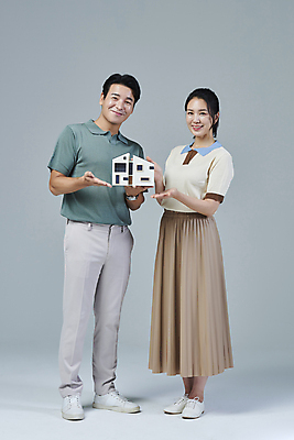 포토 JPG 스튜디오촬영 전신 응시 여자 남자 40대 중년 중년라이프 회색배경 부동산 서기 미소 들기 두명 앞모습 옆모습 캐주얼 한국인 가리킴 사회이슈 손내밀기 건축모형 중년부부 부동산정책 부부라이프 중년만 딩크족 주택청약 영포티 국내포토 라이프스타일 부부 시선 옷 뷰포인트 백그라운드 컨셉 모션 실내 표정 사람 동양인 손짓 성인 경제 모형 회색 재산 신조어 정책 성인만 파일형식 청약