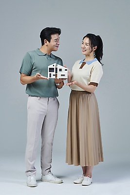 포토 JPG 스튜디오촬영 전신 여자 남자 40대 중년 중년라이프 회색배경 부동산 서기 미소 들기 두명 옆모습 캐주얼 손들기 마주보기 한국인 가리킴 사회이슈 건축모형 중년부부 부동산정책 부부라이프 중년만 딩크족 주택청약 영포티 국내포토 라이프스타일 부부 옷 뷰포인트 백그라운드 컨셉 모션 실내 표정 사람 동양인 손짓 성인 경제 모형 회색 재산 신조어 정책 성인만 파일형식 청약