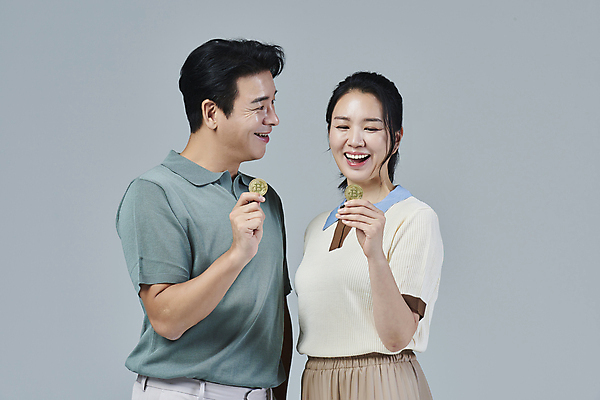 포토 JPG 스튜디오촬영 응시 여자 남자 40대 중년 중년라이프 회색배경 미소 들기 상반신 두명 옆모습 캐주얼 한국인 사회이슈 재테크 투자 중년부부 부부라이프 중년만 가상화폐 딩크족 영포티 국내포토 라이프스타일 부부 시선 옷 뷰포인트 백그라운드 컨셉 돈 비즈니스 모션 실내 표정 사람 동양인 성인 금융 회색 신조어 성인만 파일형식