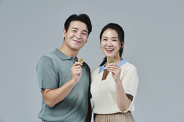 포토 JPG 스튜디오촬영 응시 여자 남자 40대 중년 중년라이프 회색배경 미소 들기 상반신 두명 앞모습 캐주얼 한국인 사회이슈 재테크 투자 중년부부 부부라이프 중년만 가상화폐 딩크족 영포티 국내포토 라이프스타일 부부 시선 옷 뷰포인트 백그라운드 컨셉 돈 비즈니스 모션 실내 표정 사람 동양인 성인 금융 회색 신조어 성인만 파일형식