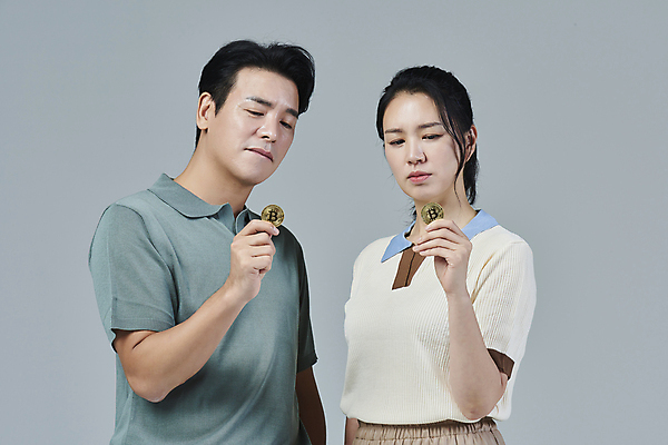 포토 JPG 스튜디오촬영 응시 여자 남자 40대 중년 중년라이프 회색배경 들기 상반신 두명 앞모습 캐주얼 한국인 사회이슈 재테크 고민 걱정 투자 중년부부 부부라이프 중년만 가상화폐 딩크족 영포티 국내포토 라이프스타일 부부 시선 옷 감정 뷰포인트 백그라운드 컨셉 돈 비즈니스 모션 실내 사람 동양인 성인 금융 회색 신조어 성인만 파일형식