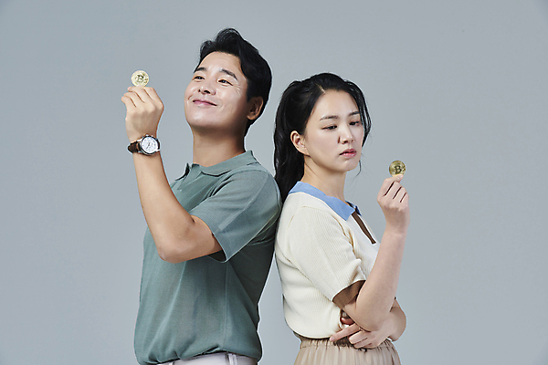 포토 JPG 스튜디오촬영 응시 여자 남자 40대 중년 중년라이프 회색배경 미소 들기 상반신 두명 옆모습 캐주얼 기쁨 한국인 등맞대기 사회이슈 재테크 고민 걱정 투자 중년부부 부부라이프 중년만 가상화폐 딩크족 영포티 국내포토 라이프스타일 부부 시선 옷 감정 뷰포인트 백그라운드 컨셉 돈 비즈니스 모션 실내 표정 사람 동양인 성인 금융 회색 신조어 성인만 파일형식