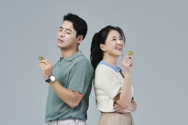 포토 JPG 스튜디오촬영 응시 여자 남자 행복 40대 중년 중년라이프 회색배경 미소 들기 상반신 두명 옆모습 캐주얼 눈감음 기쁨 한국인 올려보기 좌절 사회이슈 재테크 고민 걱정 투자 중년부부 부부라이프 중년만 가상화폐 딩크족 영포티 국내포토 라이프스타일 부부 시선 옷 감정 뷰포인트 백그라운드 컨셉 돈 비즈니스 모션 실내 표정 사람 동양인 성인 금융 회색 신조어 성인만 파일형식