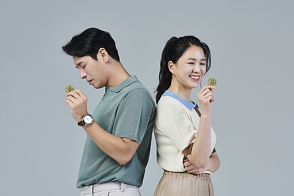 포토 JPG 스튜디오촬영 응시 여자 남자 행복 40대 중년 중년라이프 회색배경 미소 들기 상반신 두명 옆모습 캐주얼 눈감음 기쁨 한국인 슬픔 좌절 사회이슈 재테크 투자 중년부부 부부라이프 중년만 가상화폐 딩크족 영포티 국내포토 라이프스타일 부부 시선 옷 감정 뷰포인트 백그라운드 컨셉 돈 비즈니스 모션 실내 표정 사람 동양인 성인 금융 회색 신조어 성인만 파일형식