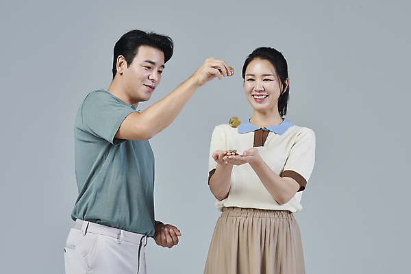포토 JPG 스튜디오촬영 응시 여자 남자 40대 중년 중년라이프 회색배경 미소 상반신 두명 앞모습 옆모습 캐주얼 한국인 떨어짐 사회이슈 재테크 주기 전달 투자 손모으기 중년부부 획득 부부라이프 중년만 가상화폐 딩크족 영포티 국내포토 라이프스타일 부부 시선 옷 뷰포인트 백그라운드 컨셉 돈 비즈니스 모션 실내 표정 사람 동양인 손짓 성인 금융 회색 신조어 성인만 파일형식