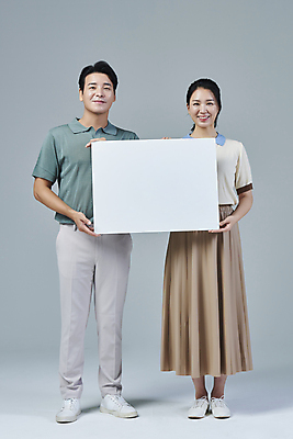 포토 JPG 스튜디오촬영 전신 배너 응시 여자 남자 40대 중년 중년라이프 회색배경 사각프레임 서기 미소 들기 두명 앞모습 캐주얼 한국인 중년부부 부부라이프 중년만 딩크족 영포티 국내포토 라이프스타일 부부 시선 옷 뷰포인트 백그라운드 모션 프레임 실내 표정 사람 동양인 성인 사각형 회색 신조어 성인만 파일형식