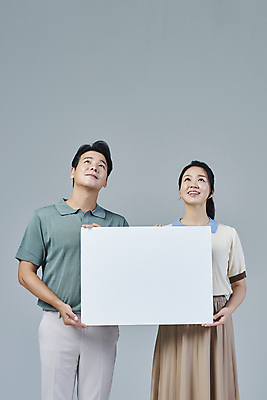 포토 JPG 스튜디오촬영 배너 응시 여자 남자 40대 중년 중년라이프 회색배경 사각프레임 미소 들기 상반신 두명 앞모습 캐주얼 한국인 올려보기 중년부부 부부라이프 중년만 딩크족 영포티 국내포토 라이프스타일 부부 시선 옷 뷰포인트 백그라운드 모션 프레임 실내 표정 사람 동양인 성인 사각형 회색 신조어 성인만 파일형식