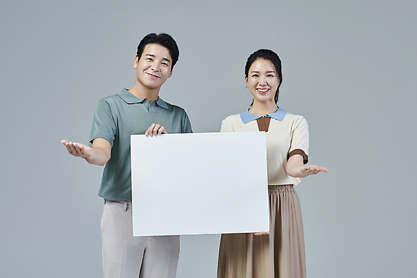 포토 JPG 스튜디오촬영 배너 응시 여자 남자 40대 중년 중년라이프 회색배경 사각프레임 미소 들기 상반신 두명 앞모습 캐주얼 한국인 가리킴 손내밀기 중년부부 부부라이프 중년만 딩크족 영포티 국내포토 라이프스타일 부부 시선 옷 뷰포인트 백그라운드 모션 프레임 실내 표정 사람 동양인 손짓 성인 사각형 회색 신조어 성인만 파일형식