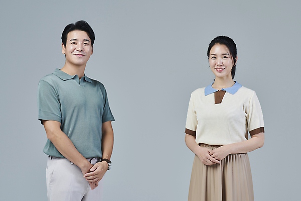 포토 JPG 스튜디오촬영 응시 여자 남자 40대 중년 중년라이프 회색배경 미소 상반신 두명 앞모습 캐주얼 한국인 손모으기 중년부부 부부라이프 중년만 딩크족 영포티 국내포토 라이프스타일 부부 시선 옷 뷰포인트 백그라운드 실내 표정 사람 동양인 손짓 성인 회색 신조어 성인만 파일형식