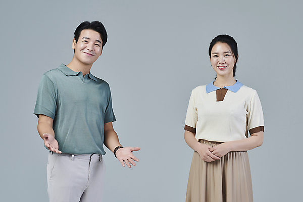 포토 JPG 스튜디오촬영 응시 여자 남자 40대 중년 중년라이프 회색배경 팔벌리기 미소 상반신 두명 앞모습 캐주얼 한국인 손모으기 중년부부 부부라이프 중년만 딩크족 영포티 국내포토 라이프스타일 부부 시선 옷 뷰포인트 백그라운드 모션 실내 표정 사람 동양인 손짓 성인 회색 신조어 성인만 파일형식