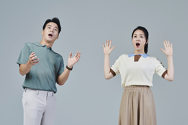포토 JPG 스튜디오촬영 응시 여자 남자 40대 중년 중년라이프 회색배경 상반신 두명 앞모습 캐주얼 손들기 놀람 한국인 중년부부 부부라이프 중년만 딩크족 영포티 국내포토 라이프스타일 부부 시선 옷 감정 뷰포인트 백그라운드 모션 실내 표정 사람 동양인 성인 회색 신조어 성인만 파일형식