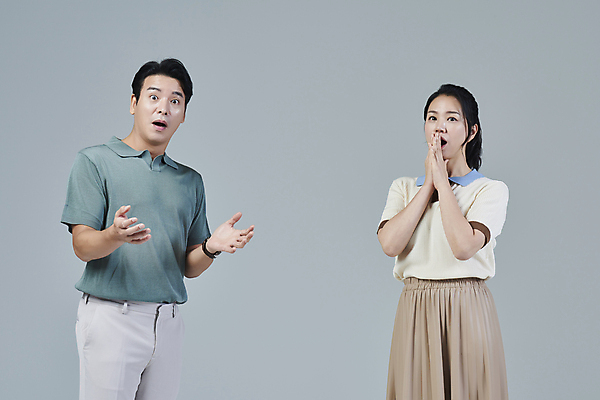 포토 JPG 스튜디오촬영 응시 여자 남자 40대 중년 중년라이프 회색배경 상반신 두명 앞모습 캐주얼 손들기 놀람 한국인 중년부부 입가림 부부라이프 중년만 딩크족 영포티 국내포토 라이프스타일 부부 시선 옷 감정 뷰포인트 백그라운드 모션 실내 표정 사람 동양인 성인 회색 가림 신조어 성인만 파일형식