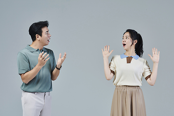 포토 JPG 스튜디오촬영 여자 남자 40대 중년 중년라이프 회색배경 상반신 두명 앞모습 옆모습 캐주얼 손들기 마주보기 놀람 한국인 중년부부 부부라이프 중년만 딩크족 영포티 국내포토 라이프스타일 부부 옷 감정 뷰포인트 백그라운드 모션 실내 표정 사람 동양인 성인 회색 신조어 성인만 파일형식