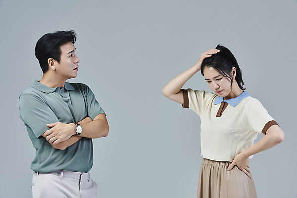 포토 JPG 스튜디오촬영 응시 여자 남자 40대 중년 허리손 중년라이프 회색배경 상반신 두명 옆모습 캐주얼 손들기 팔짱 한국인 걱정 중년부부 부부라이프 중년만 딩크족 영포티 국내포토 라이프스타일 부부 시선 옷 감정 뷰포인트 포즈 백그라운드 모션 실내 사람 동양인 성인 회색 신조어 성인만 파일형식