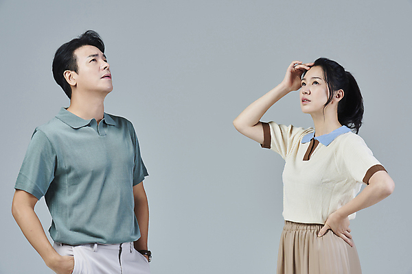 포토 JPG 스튜디오촬영 여자 남자 40대 중년 허리손 중년라이프 회색배경 상반신 두명 옆모습 캐주얼 손들기 한국인 올려보기 고민 걱정 주머니손 중년부부 부부라이프 중년만 딩크족 영포티 국내포토 라이프스타일 부부 옷 감정 뷰포인트 포즈 백그라운드 모션 실내 사람 동양인 성인 회색 신조어 성인만 파일형식