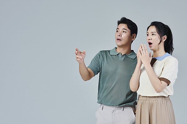 포토 JPG 스튜디오촬영 응시 여자 남자 40대 중년 중년라이프 회색배경 상반신 두명 옆모습 캐주얼 손들기 놀람 한국인 가리킴 중년부부 부부라이프 중년만 딩크족 영포티 국내포토 라이프스타일 부부 시선 옷 감정 뷰포인트 백그라운드 모션 실내 표정 사람 동양인 손짓 성인 회색 신조어 성인만 파일형식