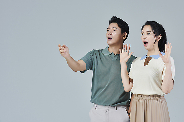 포토 JPG 스튜디오촬영 응시 여자 남자 40대 중년 중년라이프 회색배경 상반신 두명 옆모습 캐주얼 손들기 놀람 한국인 중년부부 부부라이프 중년만 딩크족 영포티 국내포토 라이프스타일 부부 시선 옷 감정 뷰포인트 백그라운드 모션 실내 표정 사람 동양인 성인 회색 신조어 성인만 파일형식