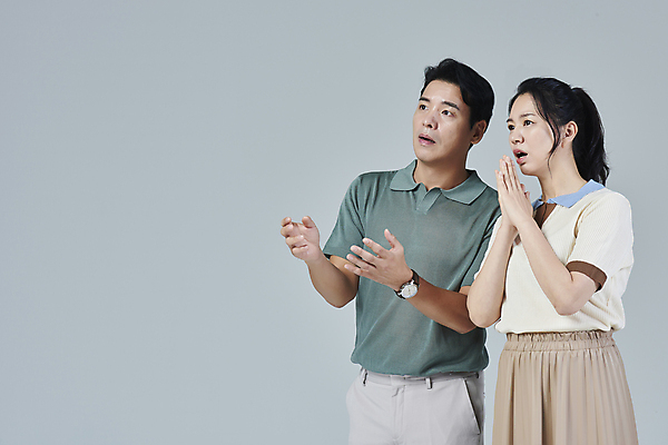 포토 JPG 스튜디오촬영 응시 여자 남자 40대 중년 중년라이프 회색배경 상반신 두명 옆모습 캐주얼 손들기 놀람 한국인 중년부부 부부라이프 중년만 딩크족 영포티 국내포토 라이프스타일 부부 시선 옷 감정 뷰포인트 백그라운드 모션 실내 표정 사람 동양인 성인 회색 신조어 성인만 파일형식