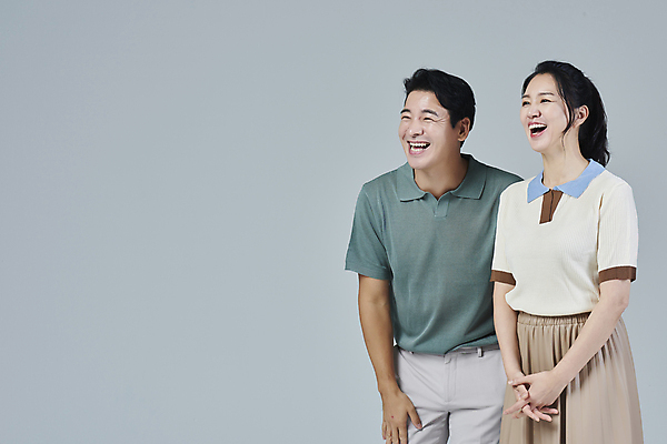 포토 JPG 스튜디오촬영 여자 남자 40대 중년 중년라이프 회색배경 웃음 상반신 두명 옆모습 캐주얼 한국인 즐거움 손모으기 중년부부 부부라이프 중년만 딩크족 영포티 국내포토 라이프스타일 부부 옷 감정 뷰포인트 백그라운드 실내 표정 사람 동양인 손짓 성인 회색 신조어 성인만 파일형식