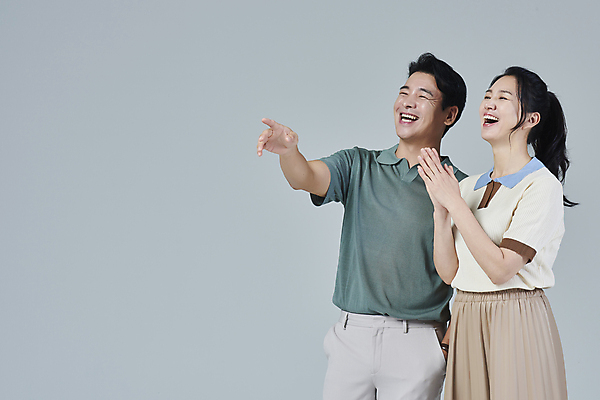 포토 JPG 스튜디오촬영 여자 남자 40대 중년 중년라이프 회색배경 웃음 상반신 두명 옆모습 캐주얼 손들기 한국인 가리킴 즐거움 주머니손 중년부부 손뼉치기 부부라이프 중년만 딩크족 영포티 국내포토 라이프스타일 부부 옷 감정 뷰포인트 백그라운드 모션 실내 표정 사람 동양인 손짓 성인 회색 신조어 성인만 파일형식
