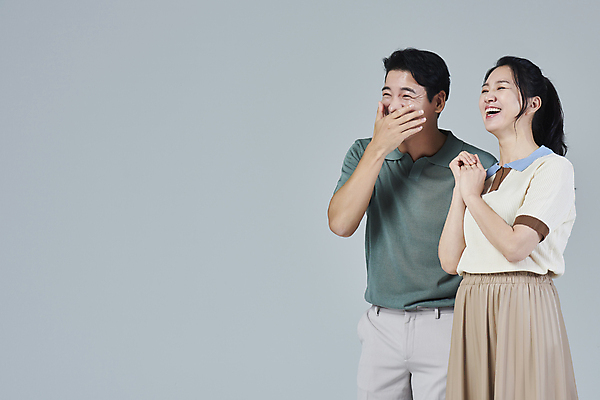 포토 JPG 스튜디오촬영 여자 남자 40대 중년 중년라이프 회색배경 웃음 상반신 두명 옆모습 캐주얼 한국인 즐거움 손모으기 중년부부 입가림 부부라이프 중년만 딩크족 영포티 국내포토 라이프스타일 부부 옷 감정 뷰포인트 백그라운드 실내 표정 사람 동양인 손짓 성인 회색 가림 신조어 성인만 파일형식