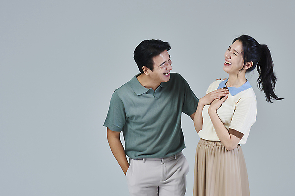 포토 JPG 스튜디오촬영 응시 여자 남자 40대 중년 중년라이프 회색배경 웃음 상반신 두명 앞모습 옆모습 캐주얼 한국인 즐거움 주머니손 중년부부 부부라이프 중년만 어깨에손 딩크족 영포티 국내포토 라이프스타일 부부 시선 옷 감정 뷰포인트 백그라운드 모션 실내 표정 사람 동양인 성인 회색 신조어 성인만 파일형식