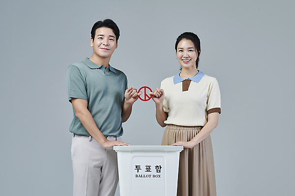 포토 JPG 스튜디오촬영 여자 남자 40대 중년 중년라이프 회색배경 들기 상반신 두명 앞모습 캐주얼 한국인 투표 선거 사회이슈 중년부부 투표함 부부라이프 중년만 기표문양 딩크족 영포티 국내포토 문양 라이프스타일 부부 옷 뷰포인트 백그라운드 컨셉 모션 실내 사람 동양인 성인 회색 민주주의 신조어 성인만 파일형식
