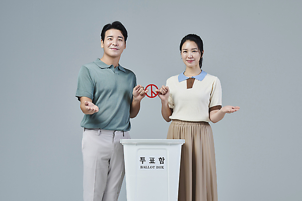포토 JPG 스튜디오촬영 응시 여자 남자 40대 중년 중년라이프 회색배경 미소 들기 상반신 두명 앞모습 캐주얼 손들기 한국인 가리킴 투표 선거 사회이슈 손내밀기 중년부부 투표함 부부라이프 중년만 기표문양 딩크족 영포티 국내포토 문양 라이프스타일 부부 시선 옷 뷰포인트 백그라운드 컨셉 모션 실내 표정 사람 동양인 손짓 성인 회색 민주주의 신조어 성인만 파일형식