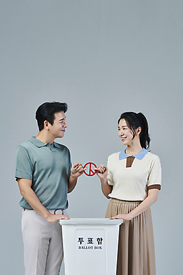 포토 JPG 스튜디오촬영 여자 남자 40대 중년 중년라이프 회색배경 미소 들기 상반신 두명 옆모습 캐주얼 마주보기 한국인 투표 선거 사회이슈 중년부부 투표함 부부라이프 중년만 기표문양 딩크족 영포티 국내포토 문양 라이프스타일 부부 옷 뷰포인트 백그라운드 컨셉 모션 실내 표정 사람 동양인 성인 회색 민주주의 신조어 성인만 파일형식