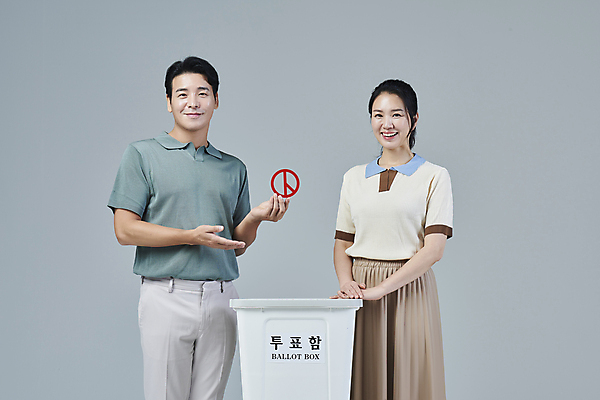 포토 JPG 스튜디오촬영 응시 여자 남자 40대 중년 중년라이프 회색배경 미소 들기 상반신 두명 앞모습 캐주얼 손들기 한국인 가리킴 투표 선거 사회이슈 손모으기 중년부부 투표함 부부라이프 중년만 기표문양 딩크족 영포티 국내포토 문양 라이프스타일 부부 시선 옷 뷰포인트 백그라운드 컨셉 모션 실내 표정 사람 동양인 손짓 성인 회색 민주주의 신조어 성인만 파일형식