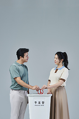 포토 JPG 스튜디오촬영 여자 남자 40대 중년 중년라이프 회색배경 미소 들기 상반신 두명 옆모습 캐주얼 마주보기 한국인 투표 선거 사회이슈 중년부부 투표함 넣기 부부라이프 중년만 기표문양 딩크족 영포티 국내포토 문양 라이프스타일 부부 옷 뷰포인트 백그라운드 컨셉 모션 실내 표정 사람 동양인 성인 회색 민주주의 신조어 성인만 파일형식