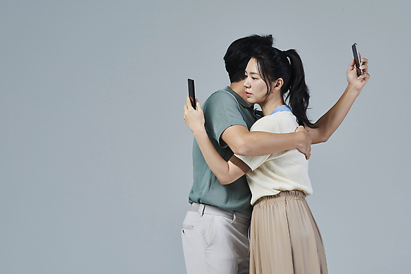 포토 JPG 스튜디오촬영 응시 여자 남자 40대 중년 안기 중년라이프 회색배경 들기 상반신 두명 옆모습 캐주얼 스마트폰 한국인 사회이슈 중년부부 스마트폰중독 부부라이프 중년만 딩크족 영포티 국내포토 라이프스타일 부부 시선 옷 뷰포인트 백그라운드 컨셉 모션 실내 사람 동양인 성인 핸드폰 스마트기기 회색 신조어 중독 성인만 파일형식