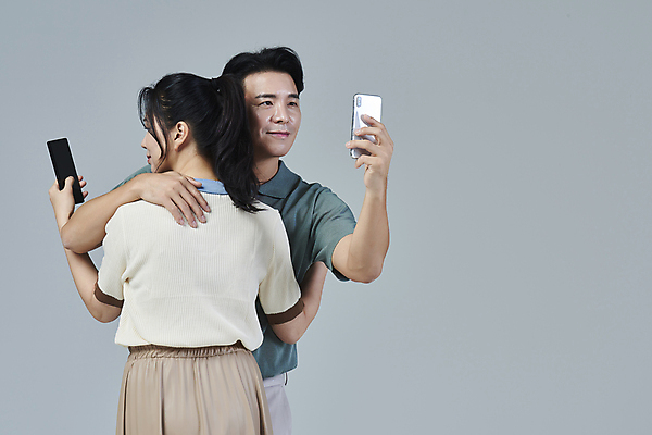 포토 JPG 스튜디오촬영 응시 여자 남자 40대 중년 안기 중년라이프 회색배경 미소 들기 상반신 두명 앞모습 뒷모습 캐주얼 스마트폰 한국인 사회이슈 중년부부 스마트폰중독 부부라이프 중년만 딩크족 영포티 국내포토 라이프스타일 부부 시선 옷 뷰포인트 백그라운드 컨셉 모션 실내 표정 사람 동양인 성인 핸드폰 스마트기기 회색 신조어 중독 성인만 파일형식