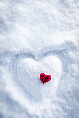 포토 JPG 주간 겨울 새해 사람없음 야외 장식 설원 흰색 하트 눈 털실 오브젝트 눈덮임 국내포토 자연요소 모양 계절 컬러 컨셉 날씨 눈_날씨 실 파일형식