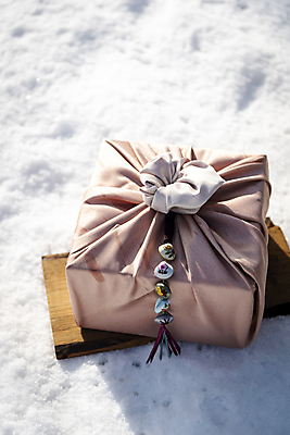 포토 JPG 주간 한국전통 겨울 새해 전통소품 사람없음 야외 설원 눈 보자기 오브젝트 보따리 노리개 나무판자 눈덮임 국내포토 자연요소 전통 계절 컨셉 날씨 한국 눈_날씨 목재 파일형식 천_직물