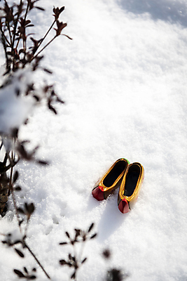 포토 JPG 주간 한국전통 겨울 새해 전통소품 사람없음 야외 설원 미니어처 눈 소프트포커스 오브젝트 꽃신 전통신발 눈덮임 국내포토 자연요소 전통 계절 신발 컨셉 날씨 한국 눈_날씨 촬영기법 모형 파일형식