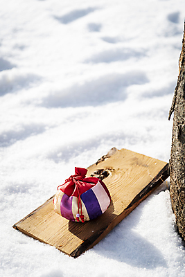 포토 JPG 주간 한국전통 겨울 새해 복주머니 전통소품 사람없음 야외 설원 눈 오브젝트 나무판자 눈덮임 국내포토 자연요소 전통 계절 컨셉 날씨 한국 눈_날씨 목재 파일형식