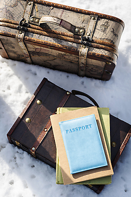 포토 JPG 주간 여행 겨울 새해 사람없음 야외 책 설원 여행가방 눈 오브젝트 여행용품 여권 눈덮임 국내포토 자연요소 계절 컨셉 가방 날씨 눈_날씨 파일형식