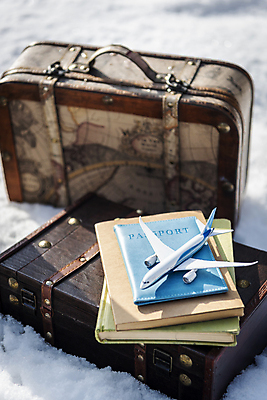포토 JPG 주간 해외여행 여행 겨울 새해 비행기 사람없음 야외 책 설원 여행가방 눈 오브젝트 여행용품 여권 비행기모형 눈덮임 국내포토 자연요소 해외 계절 컨셉 가방 항공교통 날씨 대중교통 눈_날씨 모형 파일형식