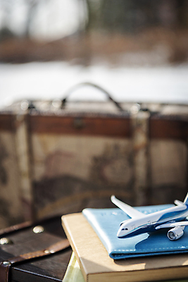 포토 JPG 주간 해외여행 여행 겨울 새해 비행기 사람없음 야외 아웃포커스 책 여행가방 오브젝트 여행용품 여권 비행기모형 국내포토 자연요소 해외 계절 가방 항공교통 대중교통 촬영기법 모형 파일형식