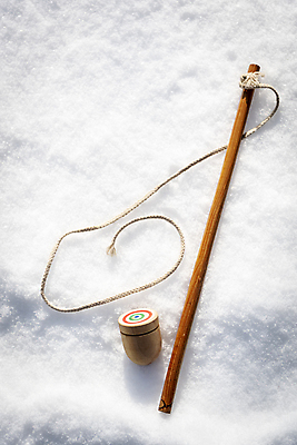 포토 JPG 주간 한국전통 겨울 새해 전통소품 사람없음 야외 설원 전통놀이 눈 오브젝트 팽이 팽이줄 팽이채 눈덮임 국내포토 자연요소 전통 계절 줄 컨셉 놀이 날씨 한국 눈_날씨 놀이용품 파일형식