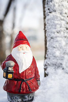 포토 JPG 주간 크리스마스 겨울 크리스마스용품 사람없음 야외 아웃포커스 산타클로스 설원 미니어처 눈 오브젝트 산타모양 눈덮임 국내포토 자연요소 모양 계절 기념일 컨셉 날씨 눈_날씨 촬영기법 모형 용품 파일형식