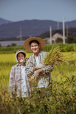 포토 JPG 주간 여자 남자 장갑 논 미소 들기 상반신 20대 성인 야외 두명 앞모습 아웃포커스 농사 한국인 수확 추수 벼 가을 농촌 농부 밀짚모자 귀농 전원생활 성인만 국내포토 여주시 자연요소 직업 모자_잡화 잡화 계절 뷰포인트 농업 모션 곡류 촬영기법 표정 사람 동양인 청년 생활 시골 경기도 파일형식