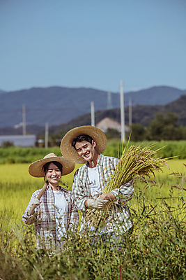 포토 JPG 주간 여자 남자 장갑 논 미소 들기 상반신 20대 성인 야외 두명 앞모습 아웃포커스 농사 한국인 수확 추수 벼 가을 농촌 농부 밀짚모자 귀농 전원생활 성인만 국내포토 여주시 자연요소 직업 모자_잡화 잡화 계절 뷰포인트 농업 모션 곡류 촬영기법 표정 사람 동양인 청년 생활 시골 경기도 파일형식