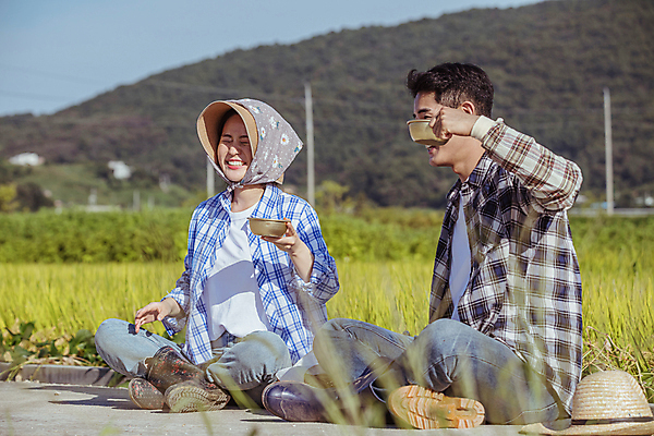 포토 JPG 주간 전신 여자 남자 논 미소 들기 앉기 상반신 20대 성인 야외 두명 옆모습 농사 한국인 가을 농촌 농부 밀짚모자 귀농 전원생활 새참 성인만 막걸리잔 국내포토 여주시 자연요소 직업 모자_잡화 계절 뷰포인트 농업 술잔 모션 표정 사람 동양인 청년 생활 시골 경기도 파일형식