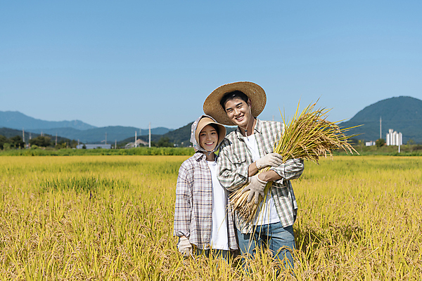 포토 JPG 주간 응시 여자 남자 장갑 논 미소 들기 상반신 20대 성인 야외 두명 앞모습 농사 한국인 수확 추수 가을 농촌 농부 밀짚모자 귀농 전원생활 성인만 국내포토 여주시 자연요소 직업 모자 시선 잡화 계절 뷰포인트 농업 모션 표정 사람 동양인 청년 생활 시골 경기도 파일형식