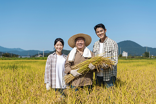 포토 JPG 주간 여자 노년 남자 장갑 논 미소 들기 상반신 20대 성인 야외 앞모습 세명 수건 농사 한국인 수확 추수 벼 가을 농촌 농부 밀짚모자 귀농 70대 전원생활 국내포토 여주시 자연요소 직업 모자_잡화 잡화 계절 뷰포인트 농업 모션 곡류 표정 사람 동양인 청년 생활 위생용품 시골 경기도 파일형식