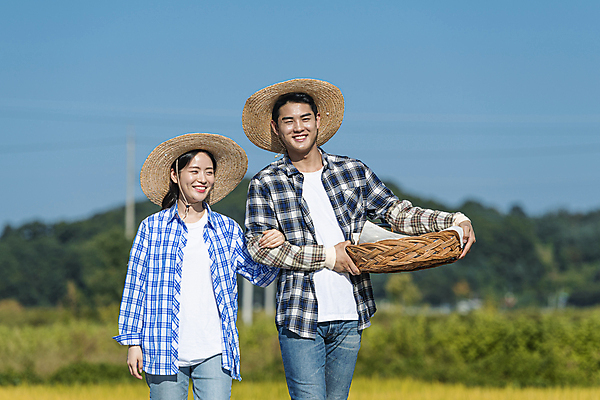 포토 JPG 주간 부부 여자 남자 논 미소 들기 상반신 20대 성인 야외 두명 앞모습 소쿠리 팔짱 농사 한국인 가을 농촌 농부 밀짚모자 귀농 전원생활 논길 새참 성인만 국내포토 여주시 자연요소 직업 모자_잡화 커플 계절 길 뷰포인트 농업 모션 표정 사람 동양인 청년 생활 바구니 시골 경기도 파일형식